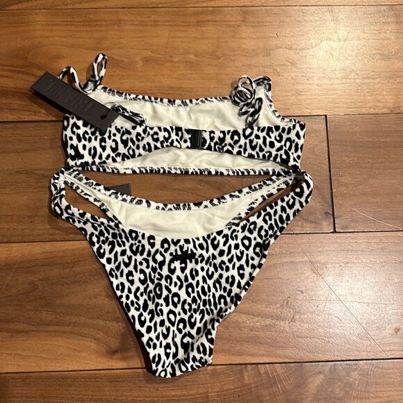 TRIANGL MICA CHEEKY POWDER VELVET BLACK WHITE NEW WITH TAGS + BAG - Picture 3 of 4